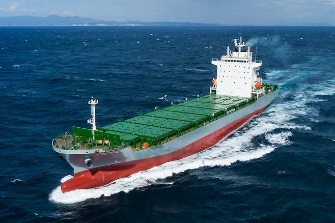 HD현대미포가 2022년 인도한 1,600TEU급 컨테이너선. [HD한국조선해양 제공]