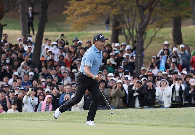 이태훈이 우승을 확정한 순간 주먹을 불끈 쥐며 환호하고 있다.  [KPGA 제공]
