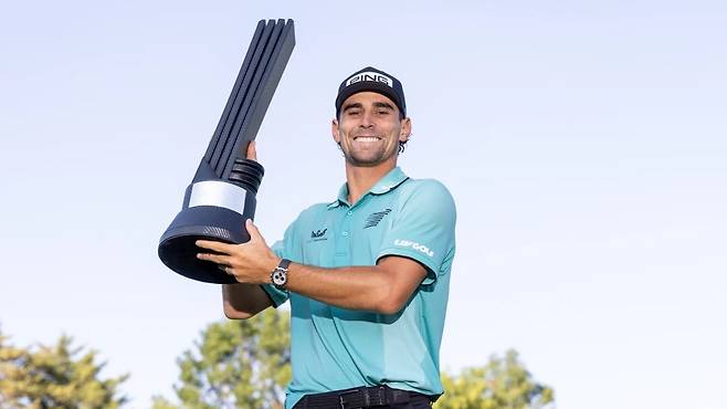 우승 트로피를 들고 포즈를 취한 호아킨 니만. [사진=LIV골프]