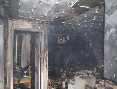 방화로 탄 아파트 내부[인천소방본부 제공]