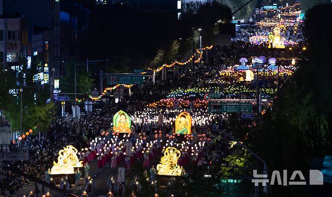 [서울=뉴시스] 황준선 기자 = 부처님오신날을 앞둔 11일 오후 서울 종로 일대에서 연등 행렬이 이어지고 있다. 2025.04.26. hwang@newsis.com