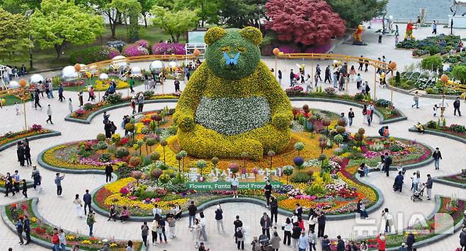 [고양=뉴시스] 김선웅 기자 = 27일 경기 고양시 일산호수공원에서 열린 2025 고양국제꽃박람회를 찾은 방문객들이 꽃구경을 즐기고 있다. 2025.04.27. mangusta@newsis.com