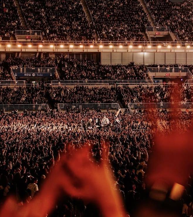 [고양=뉴시스] 세계적인 브릿팝 밴드 '콜드플레이(Coldplay)'가 10일 간의 두 번째 내한공연 여정의 마침표를 찍었다. 지난 16일을 시작으로 18~19일, 22일, 24~25일 경기 고양 고양종합운동장에서 '라이브 네이션 프레젠츠 콜드플레이 : 뮤직 오브 더 스피어스 딜리버드 바이 디에이치엘(LIVE NATION PRESENTS COLDPLAY : MUSIC OF THE SPHERES DELIVERED BY DHL)'을 6회 펼쳤다. 회당 5만명씩 무려 30만명이 운집했다. 역대 내한공연 중 최대 규모로 최다 회차, 최다 관객 기록이다. (사진 = 콜드플레이 인스타그램 캡처) 2025.04.28. photo@newsis.com. *재판매 및 DB 금지 *재판매 및 DB 금지