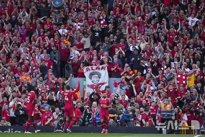 [리버풀=AP/뉴시스] 리버풀의 모하메드 살라(가운데)가 27일(현지 시간) 영국 리버풀의 안필드에서 열린 2024-25 프리미어리그 34라운드 토트넘 홋스퍼와의 경기 후반 18분 팀의 4번재 골을 넣고 환호하는 팬들과 함께 기뻐하고 있다. 리버풀은 손흥민이 부상으로 빠진 토트넘에 5-1로 승리하고 남은 경기 결과에 상관없이 우승을 확정했다. 2025.04.28.