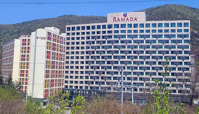 28일 강원랜드 입구의 정선군 사북지역에 들어선 대형 호텔과 1,190실 규모의 도심형 숙박시설 모습.(사진=뉴시스) *재판매 및 DB 금지