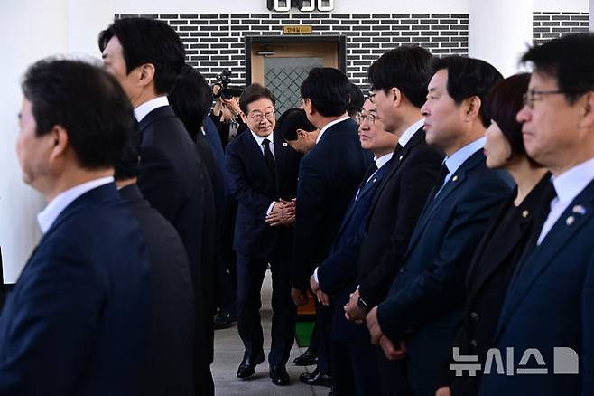 [서울=뉴시스] 조성우 기자 = 이재명 더불어민주당  제21대 대통령 선거 후보가  28일 서울 동작구 국립서울현충원 현충탑을 찾아 참배에 앞서 의원들과 인사를 나누고 있다. (공동취재) 2025.04.28. photo@newsis.com