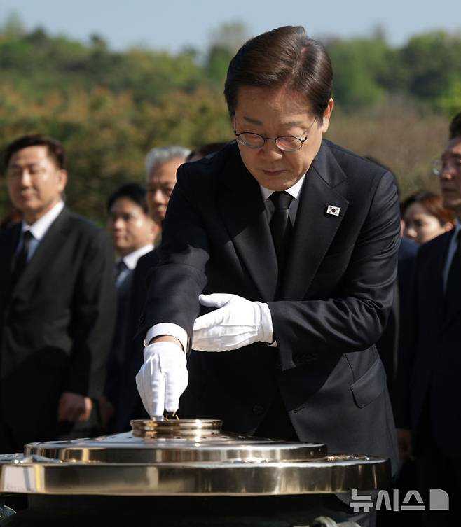 [서울=뉴시스] 조성우 기자 = 이재명 더불어민주당 제21대 대통령 선거 후보가 28일 오전 서울 동작구 국립서울현충원을 찾아 현충탑에 분향하고 있다. (공동취재) 2025.04.28. photo@newsis.com