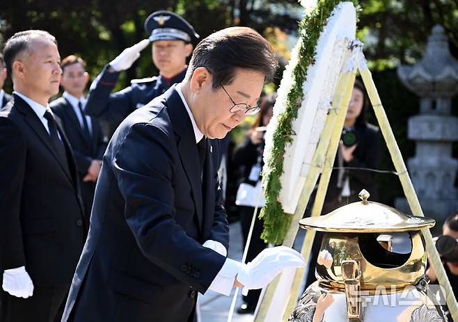 [서울=뉴시스] 조성우 기자 = 이재명 제21대 대통령 선거 더불어민주당 대선 후보가 28일 오전 서울 동작구 국립서울현충원 내 고(故) 이승만 전 대통령 묘역을 찾아 분향하고 있다. (공동취재) 2025.04.28. photo@newsis.com