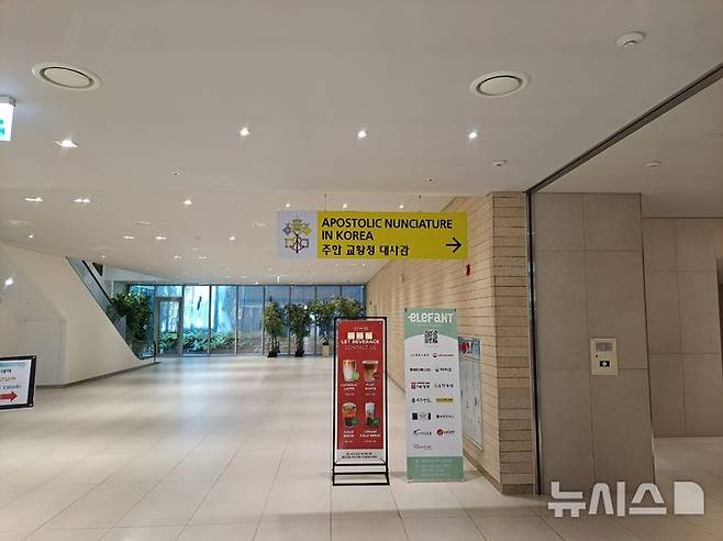 [서울=뉴시스]서울 종로구 청와대 본관 인근에 자리했던 2층짜리 주한 교황청 대사관이 지은 지 60년 이상 되면서 리모델링이 필요해 지난 25일 서울 서초구 가톨릭대학교 옴니버스 파크 건물 6층으로 이전했다. (사진= 백영미 기자) 2025.04.28. photo@newsis.com.