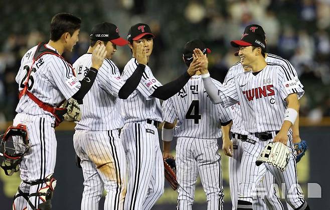 [서울=뉴시스] 고범준 기자 = 16일 서울 송파구 잠실야구장에서 열린 2025 KBO리그 삼성 라이온즈와 LG 트윈스의 경기, 12-2로 승리한 LG 선수들이 기뻐하고 있다. 2025.04.16. bjko@newsis.com