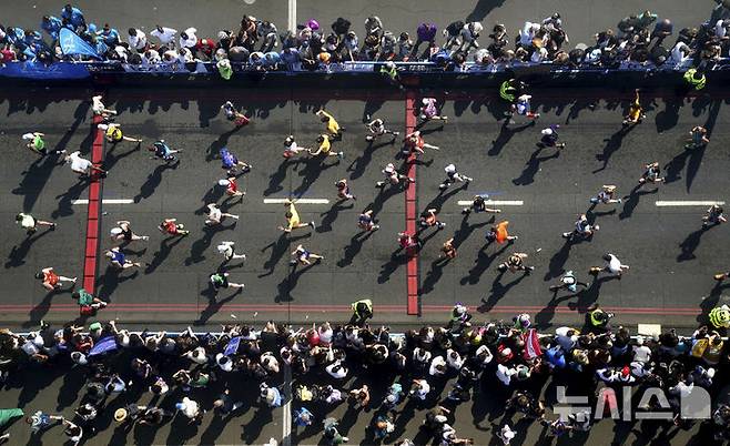 [런던=AP/뉴시스] 27일(현지 시간) 영국 런던에서 열린 2025 런던 마라톤에 참가한 참가자들이 결승선을 향해 달리고 있다. 2025.04.28.