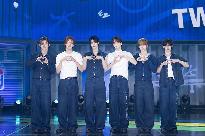 [서울=뉴시스] 그룹 투어스(TWS)의 미니 3집 '트라이 위드 어스(TRY WITH US)' 발매기념 미디어 쇼케이스가 21일 오후 서울 용산구 블루스퀘어 SOL트래블홀에서 열렸다. (사진=플레디스 엔터테인먼트 제공) 2025.04.21 photo@newsis.com *재판매 및 DB 금지