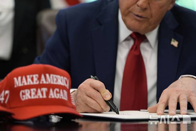 [워싱턴=AP/뉴시스] 도널드 트럼프 미국 대통령이 지난 23일(현지 시간) 백악관 집무실에서 행정명령에 서명하고 있다. 트럼프 대통령은 대중 관세 인하 관련 질문에 "중국에 달려 있다"며 "협상이 진전되지 않으면 2~3주 내 자체적인 관세를 새로 적용할 것"이라고 밝혔다. 2025.04.28.