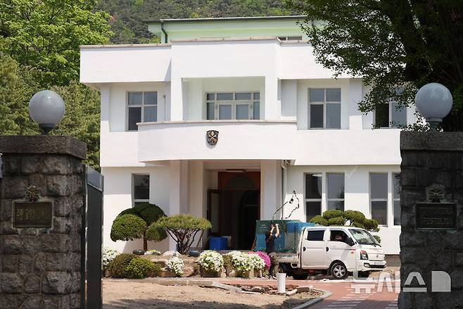 [서울=뉴시스] 조수정 기자 = 서울 종로구 청와대 본관 인근에 자리한 주한 교황청 대사관이 이전했다. 사진은 28일 이사중인 서울 종로구 주한 교황청 대사관. 2층짜리 주한 교황청 대사관은 지은 지 60년 이상 되면서 리모델링이 필요해 지난 25일 서울 서초구 서울성모병원 옴니버스파크 건물 6층으로 이전했다. 주한 교황청 대사관은 앞서 교황들이 한국을 방문했을 때 숙소 겸 집무실로 쓰이기도 했다. 성 요한 바오로 2세 교황(1984·1989년), 지난 21일 바티칸에서 향년 88세의 일기로 선종한 프란치스코 교황(2014년)이 방한기간 동안 머물렀다. 2025.04.28. chocrystal@newsis.com