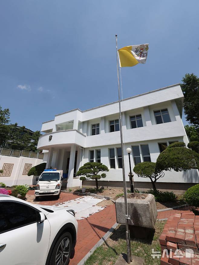 [서울=뉴시스] 조수정 기자 = 서울 종로구 청와대 본관 인근에 자리한 주한 교황청 대사관이 이전했다. 사진은 28일 이사중인 서울 종로구 주한 교황청 대사관. 2층짜리 주한 교황청 대사관은 지은 지 60년 이상 되면서 리모델링이 필요해 지난 25일 서울 서초구 서울성모병원 옴니버스파크 건물 6층으로 이전했다. 주한 교황청 대사관은 앞서 교황들이 한국을 방문했을 때 숙소 겸 집무실로 쓰이기도 했다. 성 요한 바오로 2세 교황(1984·1989년), 지난 21일 바티칸에서 향년 88세의 일기로 선종한 프란치스코 교황(2014년)이 방한기간 동안 머물렀다. 2025.04.28. chocrystal@newsis.com