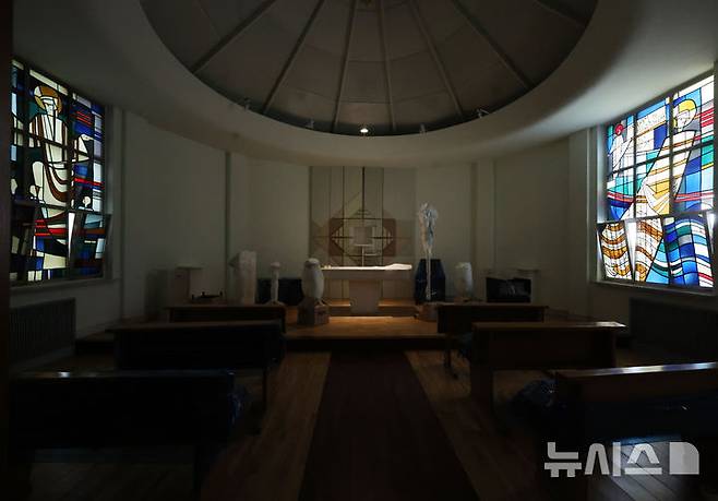 [서울=뉴시스] 조수정 기자 = 서울 종로구 청와대 본관 인근에 자리한 주한 교황청 대사관이 이전했다. 사진은 28일 이사중인 서울 종로구 주한 교황청 대사관 내 성당. 2층짜리 주한 교황청 대사관은 지은 지 60년 이상 되면서 리모델링이 필요해 지난 25일 서울 서초구 서울성모병원 옴니버스파크 건물 6층으로 이전했다. 주한 교황청 대사관은 앞서 교황들이 한국을 방문했을 때 숙소 겸 집무실로 쓰이기도 했다. 성 요한 바오로 2세 교황(1984·1989년), 지난 21일 바티칸에서 향년 88세의 일기로 선종한 프란치스코 교황(2014년)이 방한기간 동안 머물렀다. 2025.04.28. chocrystal@newsis.com