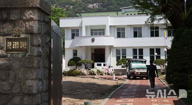 [서울=뉴시스] 조수정 기자 = 서울 종로구 청와대 본관 인근에 자리한 주한 교황청 대사관이 이전했다. 사진은 28일 서울 종로구 기존의 주한 교황청 대사관. 2층짜리 주한 교황청 대사관은 지은 지 60년 이상 되면서 리모델링이 필요해 지난 25일 서울 서초구 서울성모병원 옴니버스파크 건물 6층으로 이전했다. 주한 교황청 대사관은 앞서 교황들이 한국을 방문했을 때 숙소 겸 집무실로 쓰이기도 했다. 성 요한 바오로 2세 교황(1984·1989년), 지난 21일 바티칸에서 향년 88세의 일기로 선종한 프란치스코 교황(2014년)이 방한기간 동안 머물렀다. 2025.04.28. chocrystal@newsis.com