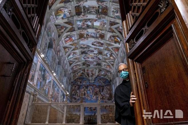 [바티칸시티=AP/뉴시스]사도 성당의 수호자 브루노 실베스트리니 신부가 2021년 6월28일 바티칸시티의 시스티나 성당 문을 닫고 있다. 차기 교황을 선출하는 콘클라베가 진행될 시스티나 성당이 27일(현지시간) 폐쇄됐다. 2025.04.28.