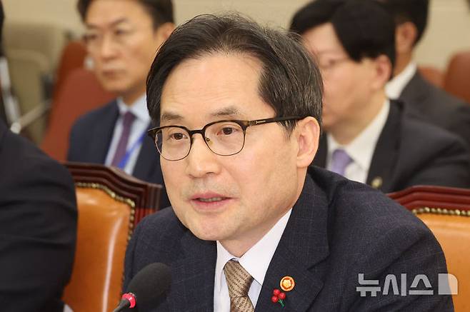 [서울=뉴시스] 권창회 기자 = 한기정 공정거래위원장이 18일 오전 서울 여의도 국회에서 열린 정무위원회 전체회의에서 의원질의에 답하고 있다. 2024.12.18. kch0523@newsis.com