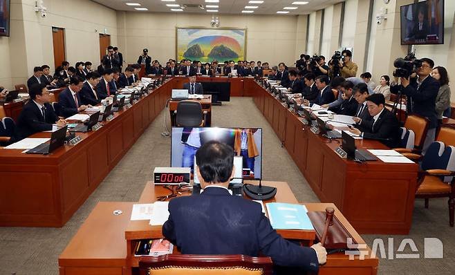 [서울=뉴시스] 조성봉 기자= 윤한홍 국회 정무위원장이 28일 오전 서울 여의도 국회 정무위원회 전체회의에서 의사봉을 두드리고 있다. 2025.04.28. suncho21@newsis.com