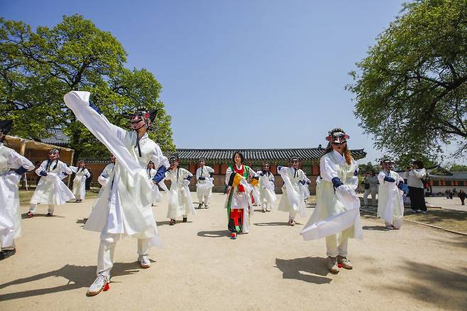 [서울=뉴시스] 경복궁 근정전 앞에서 펼치진 '봄 궁중문화축전' 주요 행인 '시간여행, 세종' (사진=국가유산진흥원 제공) 2025.04.28. photo@newsis.com *재판매 및 DB 금지