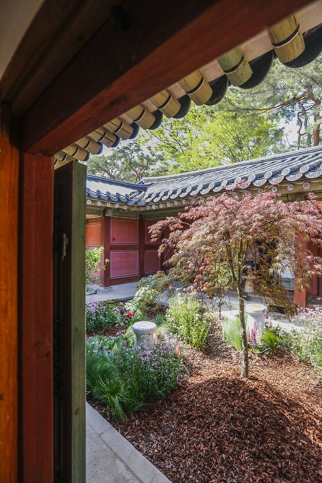 [서울=뉴시스] 창경궁에서 열린 공예 전시 '고궁만정(古宮萬情) ' (사진=국가유산진흥원 제공) 2025.04.28. photo@newsis.com *재판매 및 DB 금지