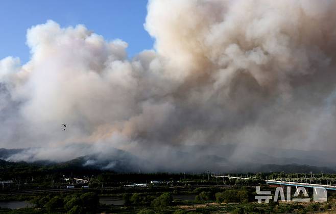[대구=뉴시스] 이무열 기자 = 28일 오후 2시1분께 대구 북구 노곡동 함지산에서 불이 나 소방헬기가 진화작업을 하고 있다. 2025.04.28. lmy@newsis.com