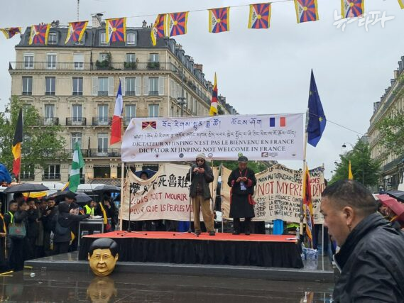 ▲지난해 5월 시진핑 주석의 프랑스 국빈방문 기간,&nbsp;베이징 출신 장솅다 씨는 현지 중국 민주화 단체 '중국 자유 전선' 활동가들과 함께 중국 정부를 규탄하는 집회를 진행했다. (출처: 장솅다)
