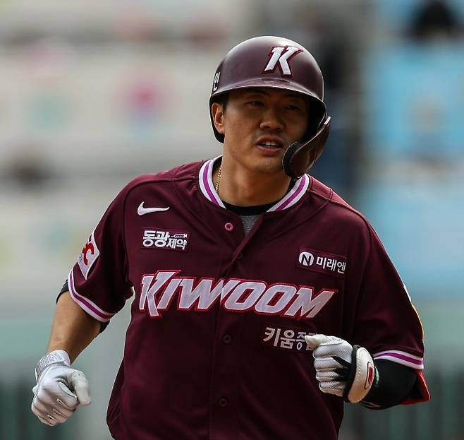 오선진이 27일 SSG와 원정에서 선제 결승 만루 홈런을 날린 뒤 그라운드를 돌고 있다. 키움 히어로즈