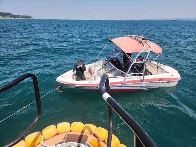 예인중인 레저보트. 포항해경 제공