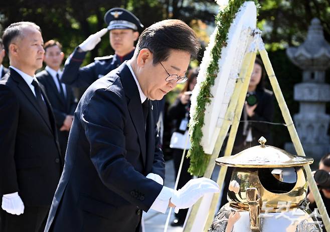 더불어민주당 이재명 대선 후보가 28일 오전 서울 동작구 국립서울현충원 이승만 전 대통령 묘역을 찾아 참배하고 있다. 윤창원 기자