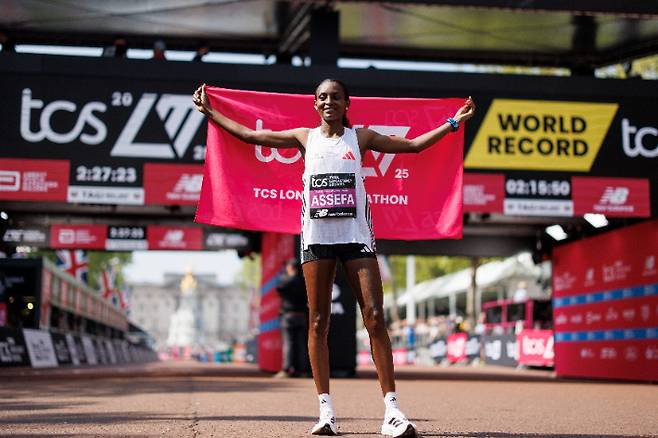 아세파가 27일(현지 시간) 영국 런던에서 열린 2025 런던 마라톤에서 '여자 선수들만이 뛴 마라톤' 세계 신기록을 세우며 우승한 뒤 기념 촬영하고 있다. 연합뉴스