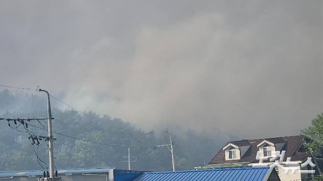 28일 오후 2시 2분 대구 북구 함지산에서 난 산불이 확산하고 있다. 곽재화 기자