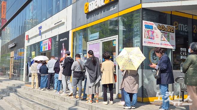 서울 시내 한 SKT 대리점 앞. 가입자들이 유심 교체를 위해 줄 서 있다. 송선교 기자