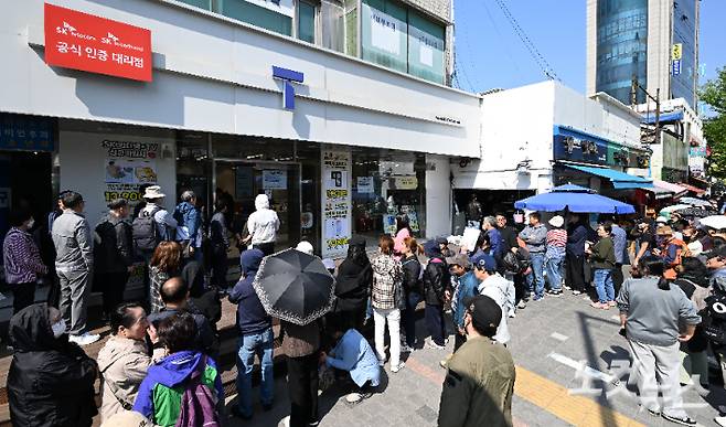 28일 오전 서울 시내 한 SKT 대리점에서 유심 교체를 하기 위한 이용자들이 줄을 서 기다리고 있다. 류영주 기자