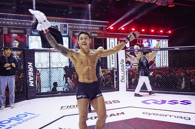ZFN 대회에서 승리한 후  두 손을 들어 기쁨을 표현하는 유주상. ZFN 제공