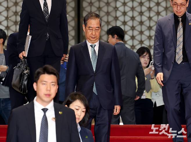 한덕수 대통령 권한대행 국무총리가 국회를 나서고 있다. 윤창원 기자