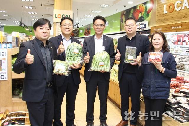 김순곤 포곡농협 조합장(가운데)과 직원들이 농가들이 출하한 농산물을 들어보이며 용인지역 1호 로컬푸드직매장을 전국 1등 매장으로 만들겠다고 다짐하고 있다.