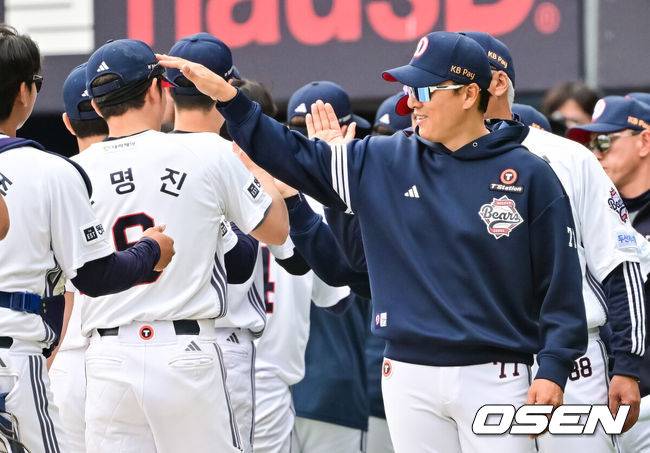 [OSEN=잠실, 박준형 기자]  두산 이승엽호가&nbsp;‘시범경기 타격왕’ 오명진의 결승 만루홈런에 힘입어 연패를 끊어냈다.&nbsp;프로야구 두산 베어스는 27일 서울 잠실구장에서 열린 2025 신한 SOL뱅크 KBO리그 롯데 자이언츠와의 시즌 6차전에서 13-4 대승을 거뒀다.경기종료 후 두산 이승엽 감독이 6타점 기록한 오명진과 하이파이브를 하고 있다  2025.04.27 / soul1014@osen.co.kr