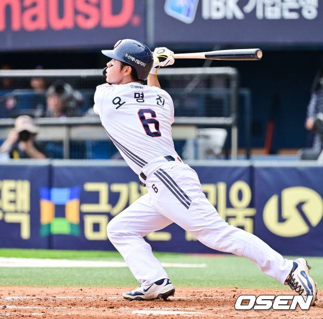 [OSEN=잠실, 박준형 기자]  27일 오후 서울 잠실구장에서 ‘2025 신한 SOL BANK KBO리그’ 두산 베어스와 롯데 자이언츠의 경기가 진행됐다.이날 경기에서 두산은 최승용을, 롯데는 박진을 선발투수로 내세웠다.4회말 1사 만루 두산 오명진이 만루홈런을 날리고 있다.    2025.04.27 / soul1014@osen.co.kr