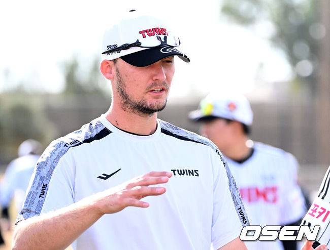 [OSEN=애리조나(미국), 이대선 기자] 14일(한국시간) 미국 애리조나주 스코츠데일 인디언스쿨 파크 베이스볼필드에서 LG 트윈스의 1차 스프링캠프가 진행됐다. LG 초청 선수로 캠프에 참가한 코엔 윈. 2025.02.14 / sunday@osen.co.kr