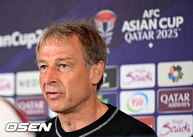 [OSEN=도하(카타르), 지형준 기자] 대한민국 축구국가대표팀 위르겐 클린스만 감독이 2023 아시아축구연맹(AFC) 카타르 아시안컵 요르단과의 4강전을 앞두고 5일 카타르 도하 메인미디어센터(MMC)에서 열린 공식 기자회견에 참석해 질문에 답을 하고 있다. 2024.02.05 / jpnews.osen.co.kr