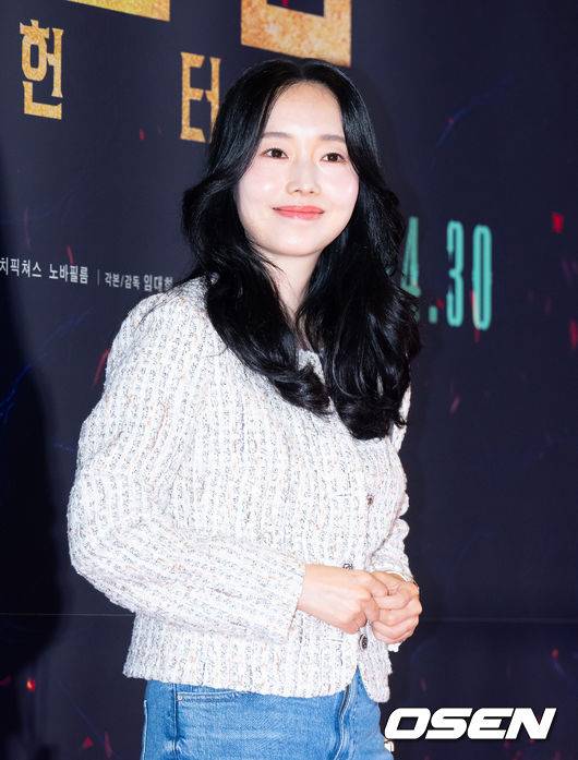 [OSEN=김성락 기자]  21일 서울 잠실 롯데월드타워 롯데시네마에서 영화 '거룩한 밤: 데몬 헌터스'(감독 임대희) VIP 시사회 포토월 행사가 진행됐다.'거룩한 밤: 데몬 헌터스'는 악을 숭배하는 집단에 의해 혼란에 빠진 도시, 특별한 능력을 갖춘 어둠의 해결사 '거룩한 밤' 팀 바우(마동석), 샤론(서현), 김군(이다윗)이 악의 무리를 처단하는 오컬트 액션이다.배우 이정현이 포토타임을 갖고 있다. 2025.04.21 / ksl0919@osen.co.kr