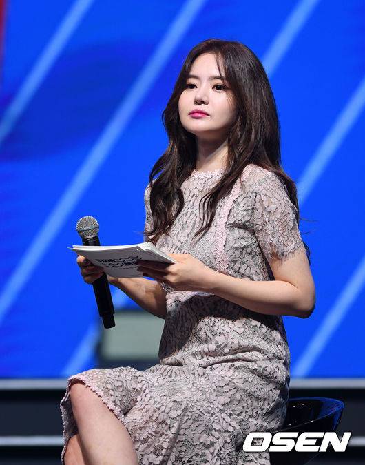 [OSEN=이대선 기자] 17일 오후 서울 용산구 블루스퀘어에서 그룹 펜타곤의 미니 9집 'SUM(MER:)' 발매기념 쇼케이스가 열렸다.방송인 서유리가 진행을 하고 있다. /sunday@osen.co.kr