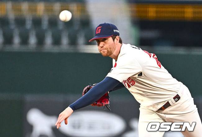 [OSEN=부산, 이석우 기자] 16일 부산 사직야구장에서 2025 신한 SOL 뱅크 KBO 리그 롯데 자이언츠와 키움 히어로즈의 경기가 열렸다. 홈팀 롯데는 반즈, 방문팀 키움은 하영민이 선발 출전했다.롯데 자이언츠 선발 투수 반즈가 역투하고 있다. 2025.04.16 / foto0307@osen.co.kr