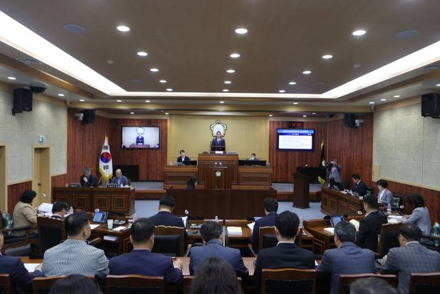 ▲가평군의회가 제330회 임시회를 개회하고 오는 5월 7일까지 총 10일간의 일정으로 회기에 들어갔다.ⓒ가평군의회