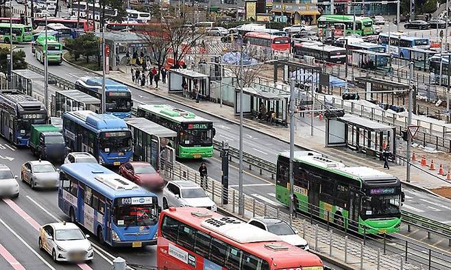 사진은 서울역 앞을 지나는 서울 시내버스 모습. 연합뉴스