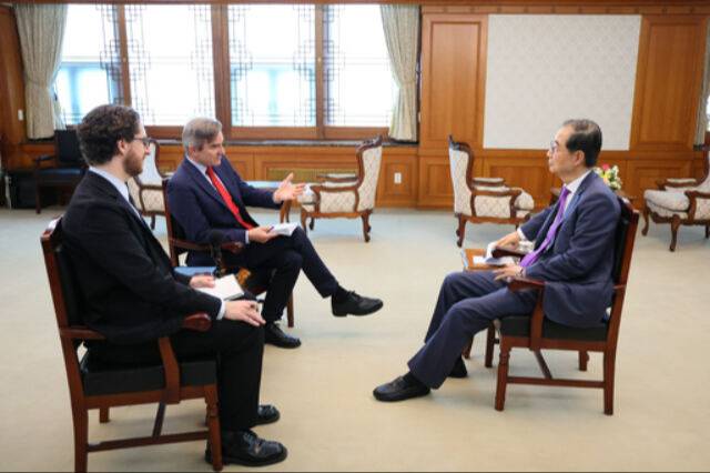 한덕수 대통령 권한대행이&nbsp;지난 22일 정부서울청사에서 영국 언론사 이코노미스트와 인터뷰하고 있다. 국무총리실 제공&nbsp;