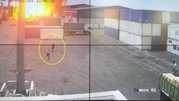지난 26일 이란 샤히드 라자이 항구에서 폭발이 일어나기 직전 직원들이 도망치고 있다. CCTV 캡처