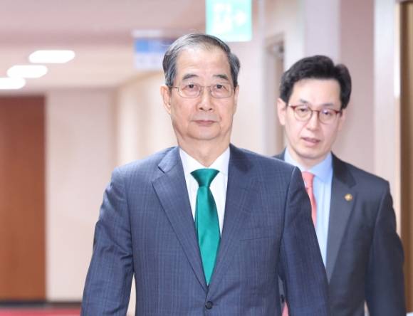 한덕수(왼쪽) 대통령 권한대행 국무총리와 손영택 국무총리 비서실장이 지난 18일 정부서울청사에서 열린 국무회의에 입장하고 있다. 연합뉴스